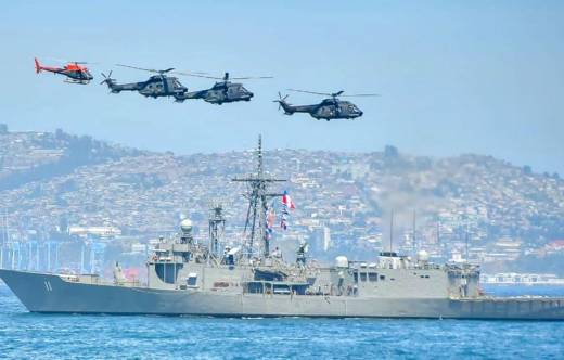 Fragata FFG-11 �Capit�n Prat� durante navegaci�n costera en Valpara�so, 2025.