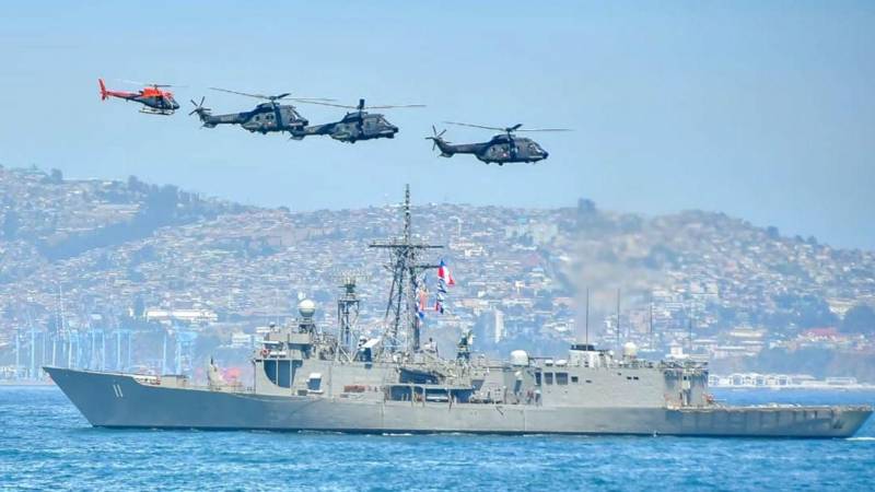 Fragata FFG-11 �Capit�n Prat� durante navegaci�n costera en Valpara�so, 2025.