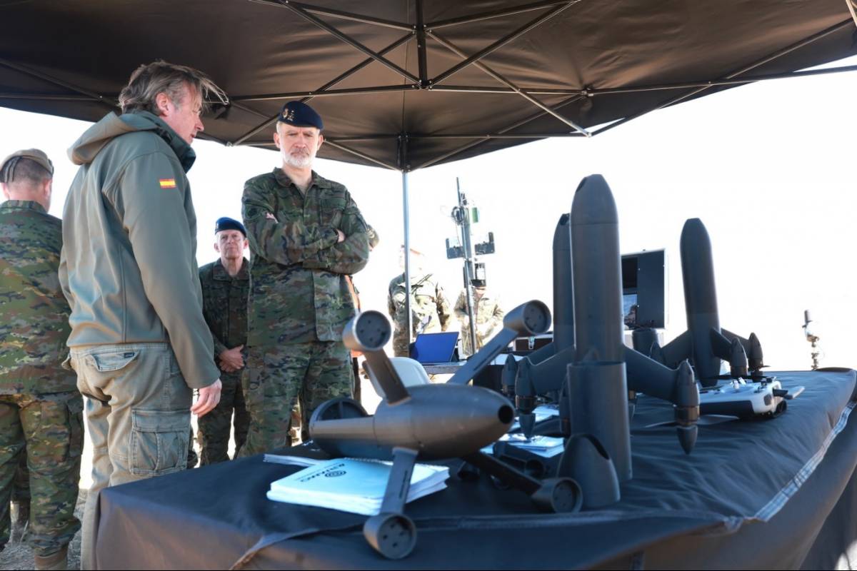 El CEO de la empresa, Jaime Abrisqueta, presenta a S.M. los sistemas de la compa��a (ARMMO) 