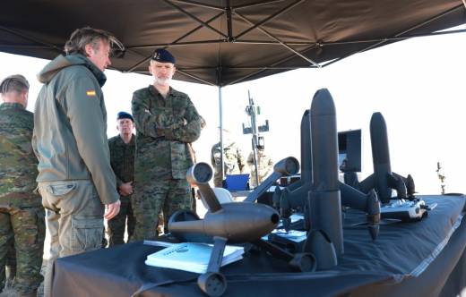 El CEO de la empresa, Jaime Abrisqueta, presenta a S.M. los sistemas de la compa��a (ARMMO) 