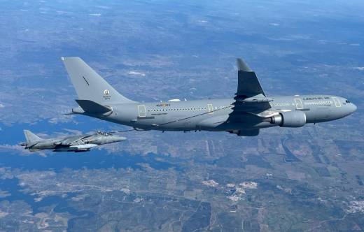 Uno de los �Harrier� II de la Armada en fase de repostaje de un A330 MRTT del Ala 45. (foto Armada)