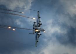 A-10C Warthog de la Fuerza A�rea de los Estados Unidos lanzando bengalas. (Cr�ditos: USAF)