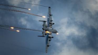 A-10C Warthog de la Fuerza A�rea de los Estados Unidos lanzando bengalas. (Cr�ditos: USAF)
