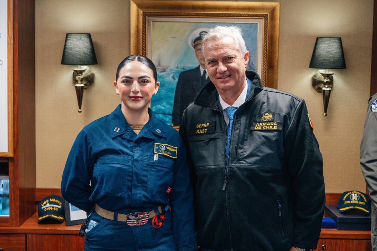 Natalia Tapia junto al Presidente Jos� Antonio Kast a bordo del Portaaviones Nimitz (CVN-68) 