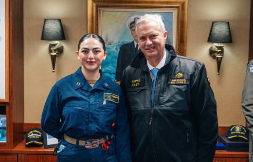 Natalia Tapia junto al Presidente Jos� Antonio Kast a bordo del Portaaviones Nimitz (CVN-68) 