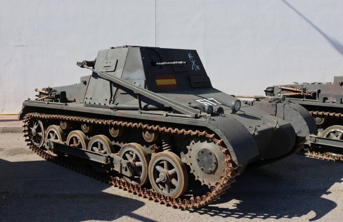 Magn�fica r�plica de un carro de combate alem�n Panzer IB de mando.