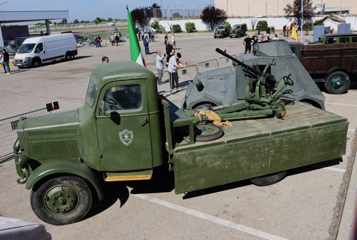 Un cami�n FIAT SPA mod. 38, restaurado �ntegramente, que fue utilizado por el �Corpo di Truppe Volontarie� (CTV) italiano y al que le han instalado en la caja un ca��n antia�reo Breda 35 de 20 mm.