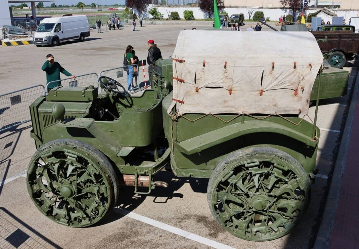 El tractor de artiller�a Pavesi P4, que tambi�n trajeron a Espa�a las tropas italianas del CTV.