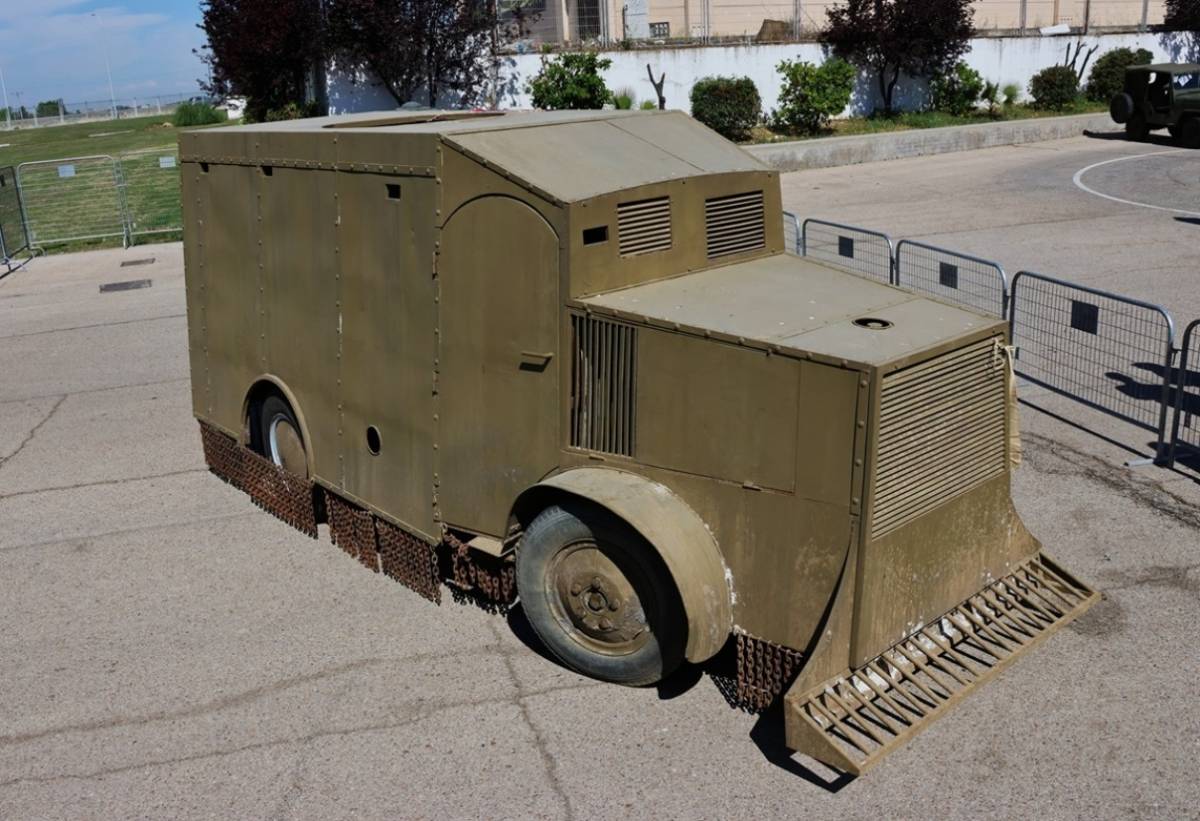 La r�plica de un blindado artesanal �tiznado�, propiedad de Epocauto-Vicente Pav�a.