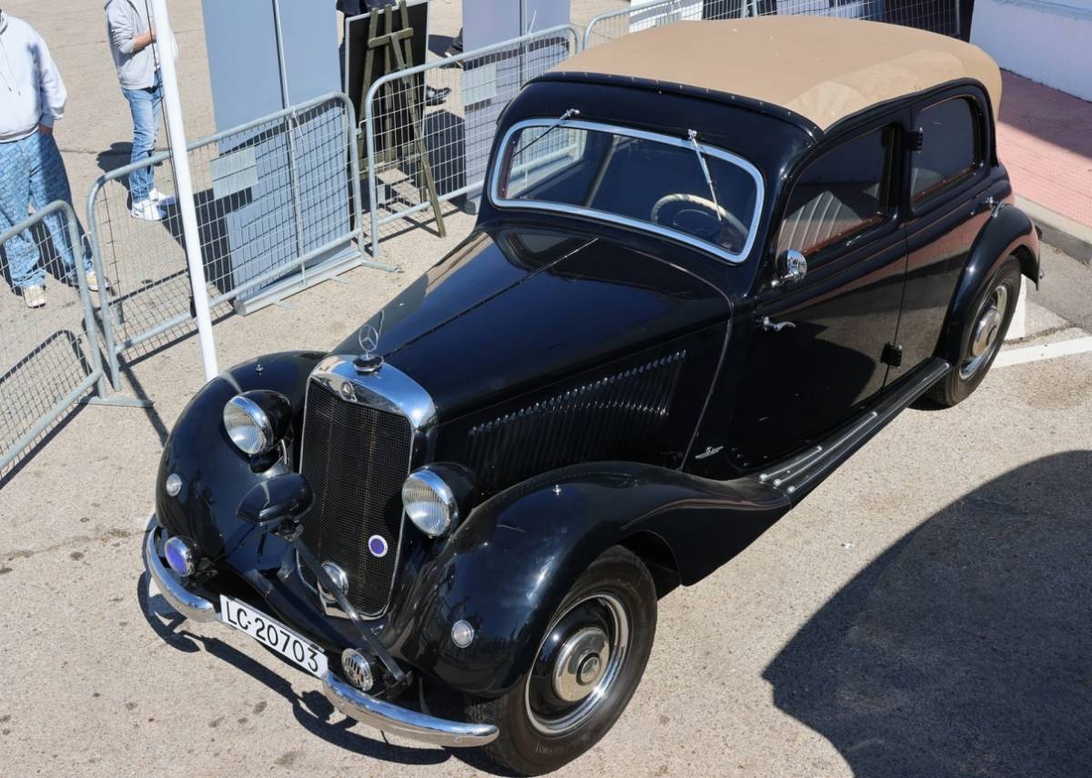 Mercedes V170 Cabrio Limousine descapotable; en la imagen se aprecia la capota puesta, utilizado para transportar a los oficiales de la Legi�n C�ndor.