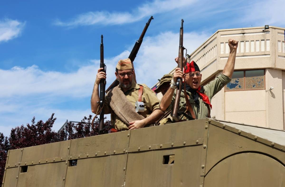 Adem�s de los veh�culos, grupos de reconstrucci�n hist�rica, como este de milicianos republicanos, permitieron hacer recreaciones de combates del conflicto.