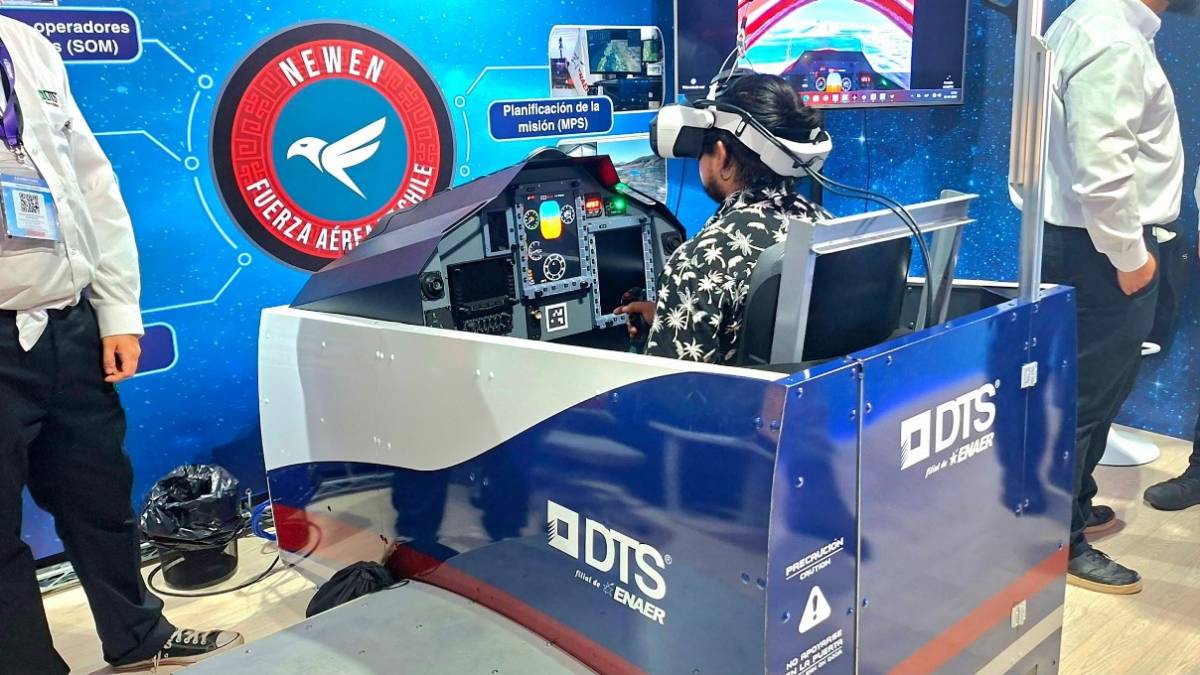 Simulador del T-40 Newen DE DTS, mostrado por primera vez exhibido en FIDAE. 