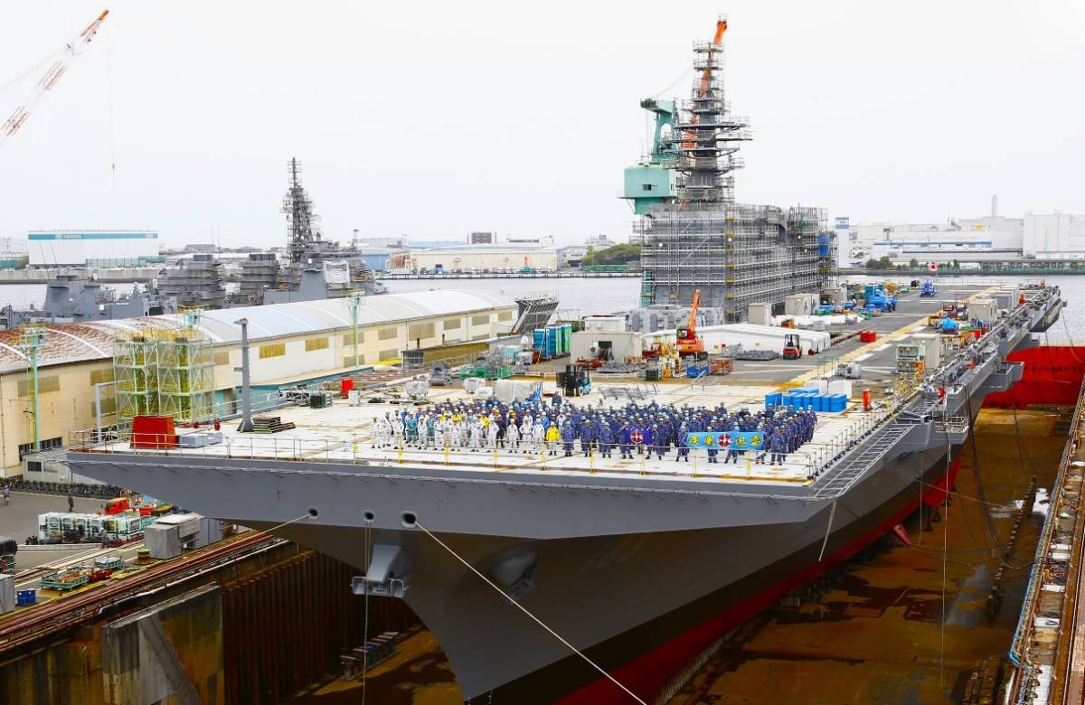 Vista de proa del �Izumo�, sometido a trabajos para convertirlo en portaaviones. (foto Ministerio de Defensa de Jap�n)