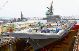 Vista de proa del �Izumo�, sometido a trabajos para convertirlo en portaaviones. (foto Ministerio de Defensa de Jap�n)