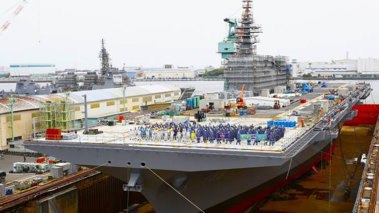 Vista de proa del �Izumo�, sometido a trabajos para convertirlo en portaaviones. (foto Ministerio de Defensa de Jap�n)
