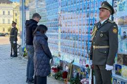 Ofrenda floral en el muro de la Catedral Mijailivsky (Asiste por parte de Ucrania Serhii Boiev, viceministro de Defensa de Ucrania para la  Integraci�n Europea)