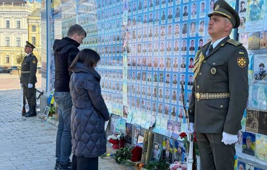 Ofrenda floral en el muro de la Catedral Mijailivsky (Asiste por parte de Ucrania Serhii Boiev, viceministro de Defensa de Ucrania para la  Integraci�n Europea)