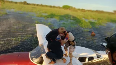 Cessna 207 accidentado en el momento del rescate por parte de la Fuerza A�rea Boliviana (FAB). Foto: MINDEF Bolivia