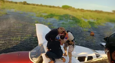 Cessna 207 accidentado en el momento del rescate por parte de la Fuerza A�rea Boliviana (FAB). Foto: MINDEF Bolivia