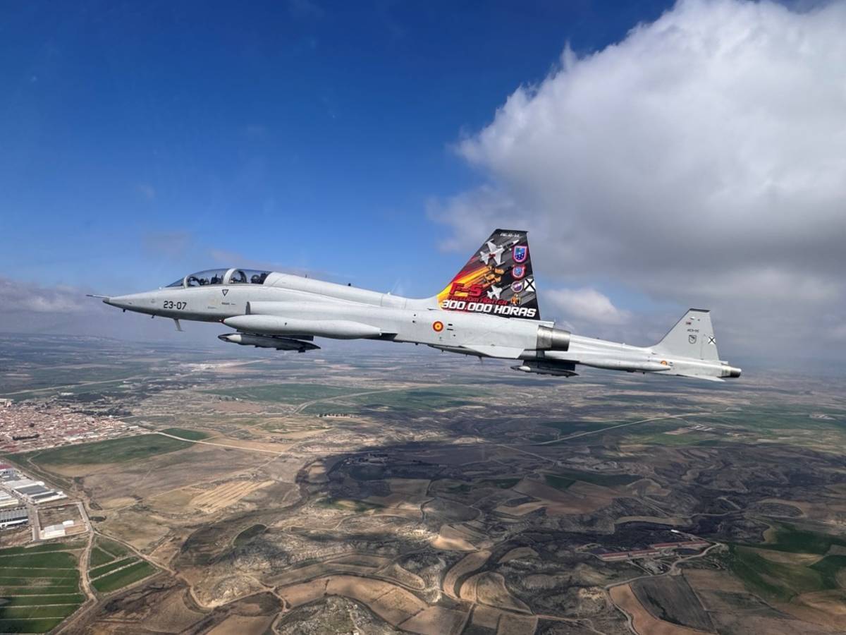 El F-5B especialmente pintado para conmemorar las 300.000 horas de vuelo del legendario reactor norteamericano. (foto Ala 23)