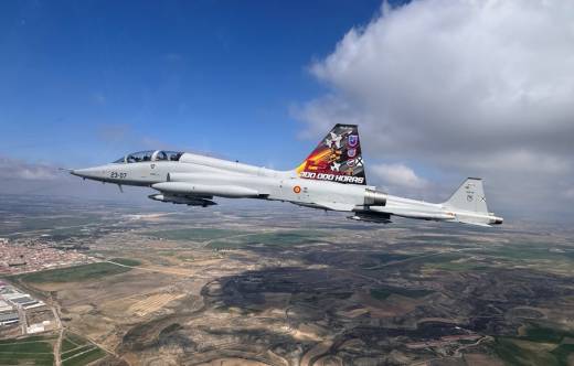 El F-5B especialmente pintado para conmemorar las 300.000 horas de vuelo del legendario reactor norteamericano. (foto Ala 23)