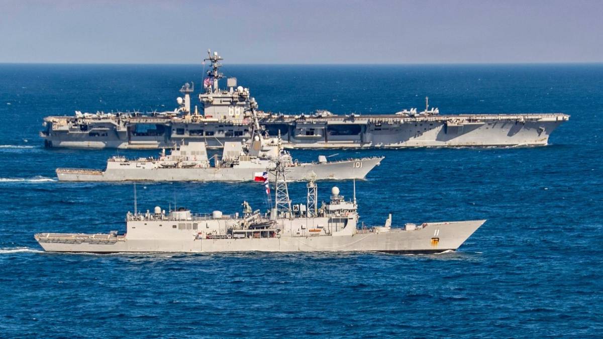 Fragata FFG-11 �Capit�n Prat� de la Armada de Chile navegando junto al Portaaviones USS Nimitz y el Destructor USS Gridley del US Navy. 