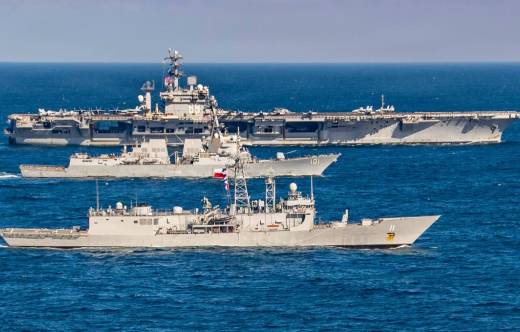 Fragata FFG-11 �Capit�n Prat� de la Armada de Chile navegando junto al Portaaviones USS Nimitz y el Destructor USS Gridley del US Navy. 