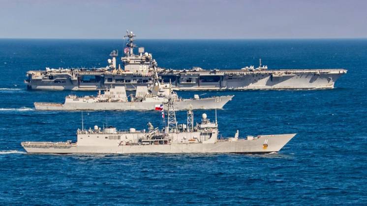 Fragata FFG-11 �Capit�n Prat� de la Armada de Chile navegando junto al Portaaviones USS Nimitz y el Destructor USS Gridley del US Navy. 