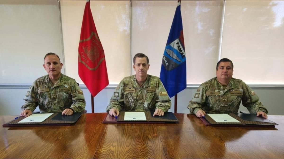 (Izquierda a derecha) general de brigada Luis Espinoza Villalobos, general de divisi�n Sebasti�n Garc�a-Huidobro Elzo y el general de brigada �lvaro Vera Soto.
