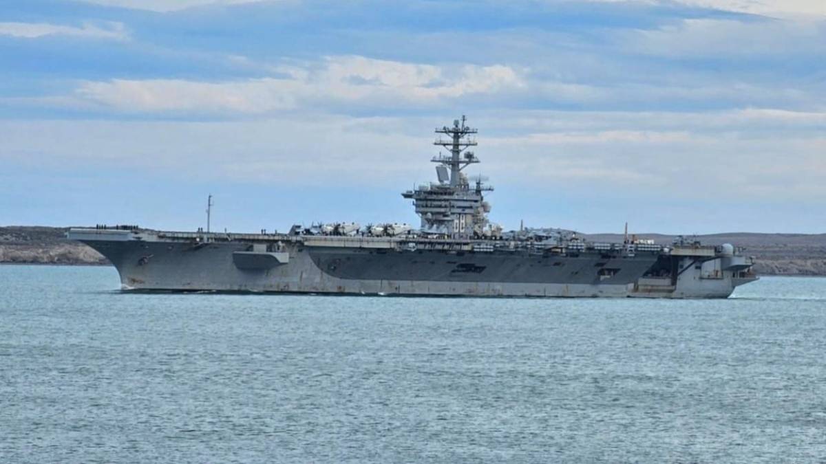 Portaaviones USS Nimitz (CVN-68) navegando la Boca Oriental del Estrecho de Magallanes. 