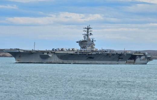 Portaaviones USS Nimitz (CVN-68) navegando la Boca Oriental del Estrecho de Magallanes. 