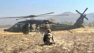 Alumnos de la Escuela de Especialidades de la Fuerza A�rea de Chile subiendo a un helic�ptero MH-60M Black Hawk. 