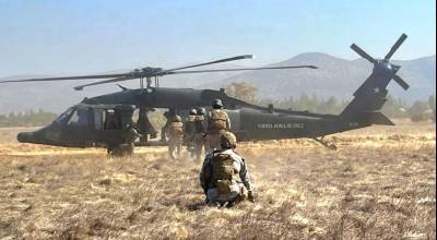 Alumnos de la Escuela de Especialidades de la Fuerza A�rea de Chile subiendo a un helic�ptero MH-60M Black Hawk. 