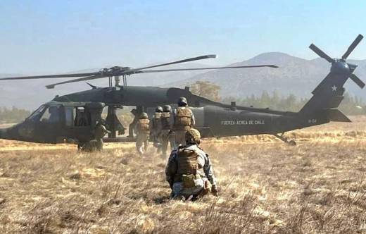 Alumnos de la Escuela de Especialidades de la Fuerza A�rea de Chile subiendo a un helic�ptero MH-60M Black Hawk. 