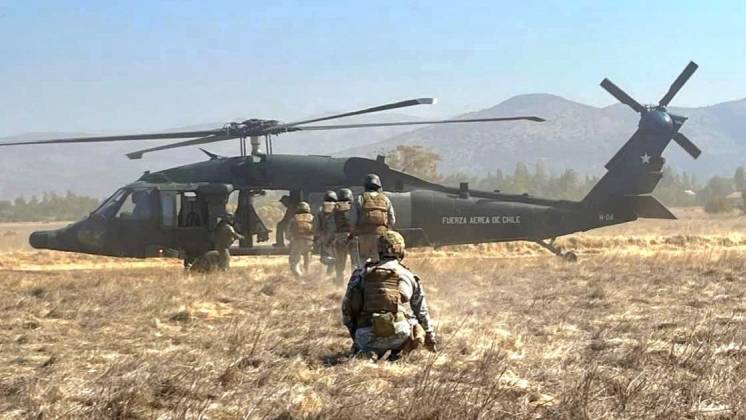 Alumnos de la Escuela de Especialidades de la Fuerza A�rea de Chile subiendo a un helic�ptero MH-60M Black Hawk. 