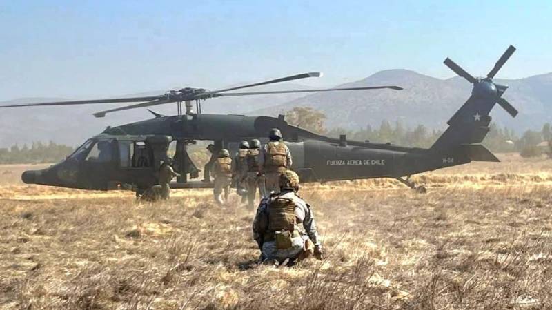 Alumnos de la Escuela de Especialidades de la Fuerza A�rea de Chile subiendo a un helic�ptero MH-60M Black Hawk. 