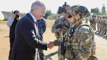Presidente Jos� Antonio Kast saludando a los Infantes de Marina que componen la Fuerza de Tarea Arauco. 