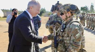 Presidente Jos� Antonio Kast saludando a los Infantes de Marina que componen la Fuerza de Tarea Arauco. 
