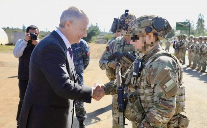 Presidente Jos� Antonio Kast saludando a los Infantes de Marina que componen la Fuerza de Tarea Arauco. 