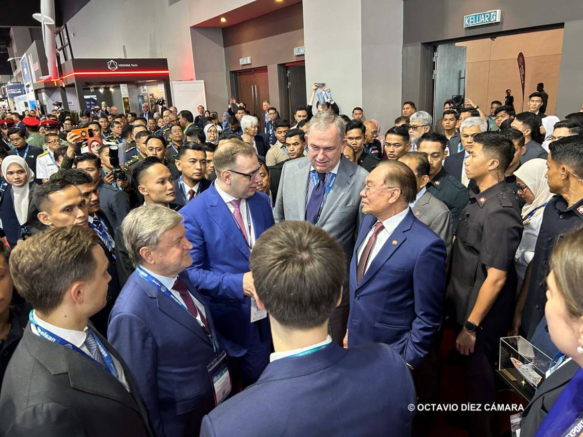 El primer ministro de Malasia estuvo recorriendo el evento para dar un espaldarazo a DSA & NATSEC e impulsar relaciones t�cnicas y militares con pa�ses como Rusia. (Octavio D�ez C�mara)