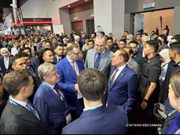 El primer ministro de Malasia estuvo recorriendo el evento para dar un espaldarazo a DSA & NATSEC e impulsar relaciones t�cnicas y militares con pa�ses como Rusia. (Octavio D�ez C�mara)