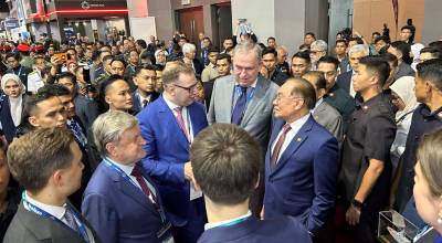 El primer ministro de Malasia estuvo recorriendo el evento para dar un espaldarazo a DSA & NATSEC e impulsar relaciones t�cnicas y militares con pa�ses como Rusia. (Octavio D�ez C�mara)