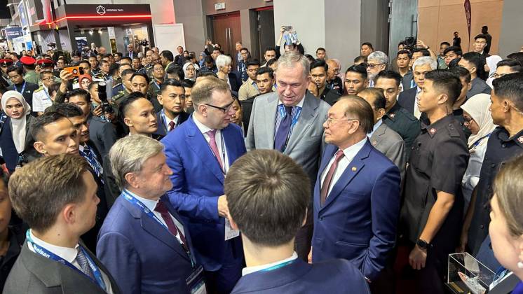 El primer ministro de Malasia estuvo recorriendo el evento para dar un espaldarazo a DSA & NATSEC e impulsar relaciones t�cnicas y militares con pa�ses como Rusia. (Octavio D�ez C�mara)