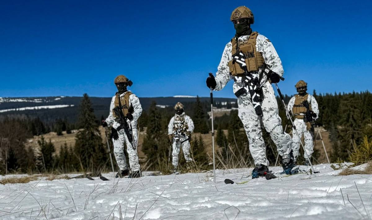 Cuatro infantes de Marina avanzan en las monta�as con sus nuevos trajes de enmascaramiento. (foto EMAD)
