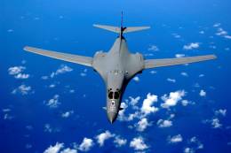 El bombardero B-1B �Lancer� Uno de los prototipos del B-21 siendo reabastecido en el aire por un KC-135. (foto USAF)