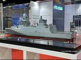 Maqueta de la fragata GMF-120 en el pabell�n de Rheinmetall Naval Systems en DSA & NATSEC . (Octavio D�ez C�mara)
