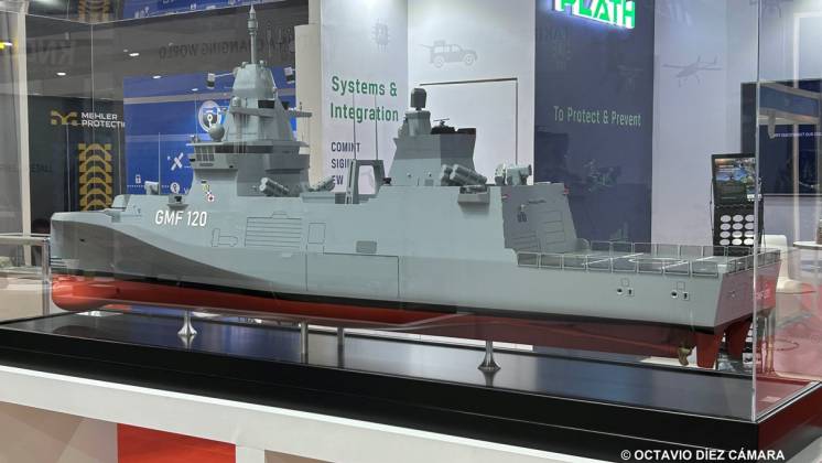 Maqueta de la fragata GMF-120 en el pabell�n de Rheinmetall Naval Systems en DSA & NATSEC . (Octavio D�ez C�mara)