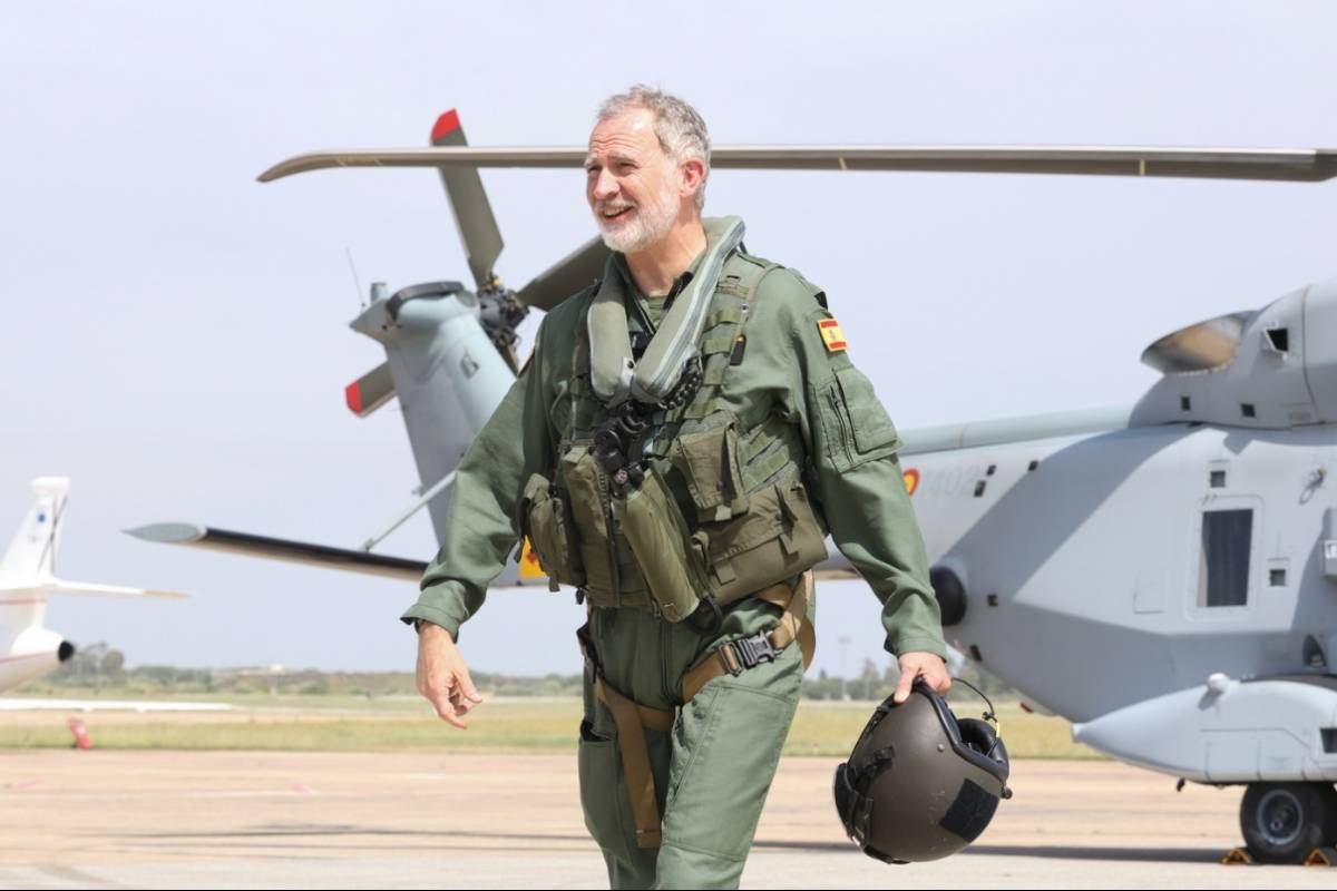 SM Felipe VI tras volar como copiloto en el NH90, que se ve detr�s, de la Decimacuarta Escuadrilla de la FLOAN. (foto Casa Real)