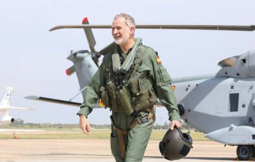 SM Felipe VI tras volar como copiloto en el NH90, que se ve detr�s, de la Decimacuarta Escuadrilla de la FLOAN. (foto Casa Real)