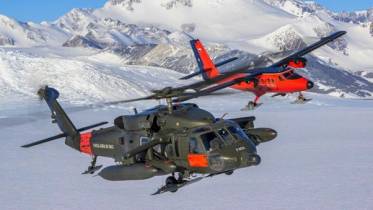 Helic�ptero Black Hawk MH-60M junto a un Twin Otter de la Fuerza A�rea de Chile (FACh)